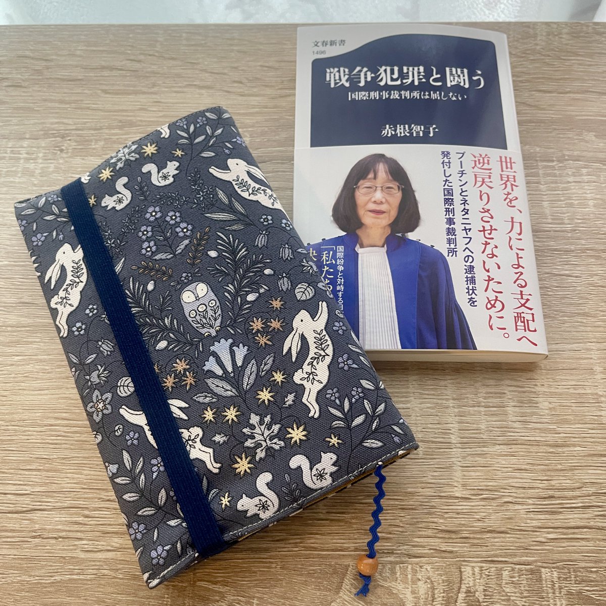 nagamenoii_heya's tweet photo. New Arrival✨
文庫判【梟】
ICC(国際刑事裁判所)所長・赤根智子さんに敬意を表して
表地は落ち着いたブルーグレーに白兎や梟。
栞は赤根さんの法服の鮮やかなブルーを。
眺めのいい部屋📚ブックジャケット
#戦争反対 #ブックカバー #テキストヒップ #texthip https://t.co/vt7e6nle3l