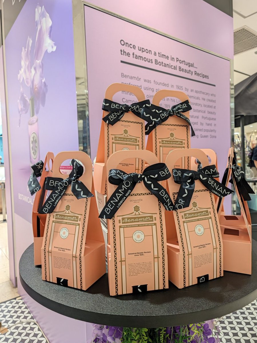 ozmall_beauty's tweet photo. ＼100年愛されるリスボンのハンドクリーム🌿「ベナモール」日本初のPOPUPへ／

こんにちは。オズモールビューティ編集部です。
手もとの乾燥が気になりはじめる秋のはじまりにぴったりのボタニカルビューティーブランド、ポルトガル・リスボン生まれの「Benamôr（ベナモール）」が、日本初のPOPUPをそごう横浜B2Fで開催中です🍂

1925年、植物の力を愛した薬剤師が創業したブランドで、会場にはアール・デコ調のレトロなチューブがずらり。写真のジャカランダは、春のリスボンを紫に染める花をイメージした、リスボンで人気No.1の香り💜

また10mlのハンドクリームがもらえるガチャは、500円で誰でも参加可能（なくなり次第終了）👏
私はアメリー王妃の名を冠した「ローズ・アメリー」のハンドクリームが出ました🌹

B2Fでの開催は、9月28日（月）まで。10月6日（火）からは1Fのヨコハマ ビューティーステージに場所を移します。好きな香りのアイテムを探しに、ぜひ行ってみて✨

#ポップアップ #ベナモール #Benamor #ハンドクリーム #そごう横浜
