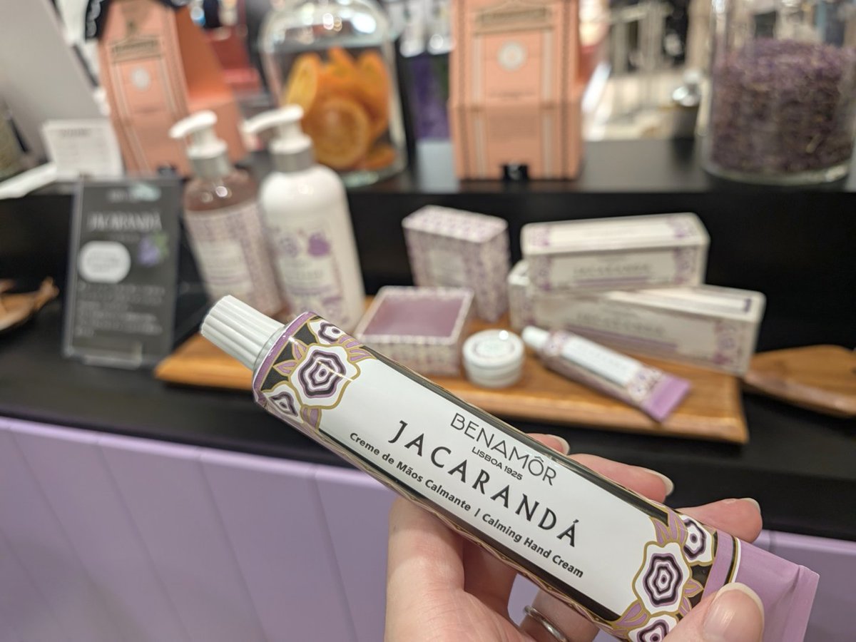 ozmall_beauty's tweet photo. ＼100年愛されるリスボンのハンドクリーム🌿「ベナモール」日本初のPOPUPへ／

こんにちは。オズモールビューティ編集部です。
手もとの乾燥が気になりはじめる秋のはじまりにぴったりのボタニカルビューティーブランド、ポルトガル・リスボン生まれの「Benamôr（ベナモール）」が、日本初のPOPUPをそごう横浜B2Fで開催中です🍂

1925年、植物の力を愛した薬剤師が創業したブランドで、会場にはアール・デコ調のレトロなチューブがずらり。写真のジャカランダは、春のリスボンを紫に染める花をイメージした、リスボンで人気No.1の香り💜

また10mlのハンドクリームがもらえるガチャは、500円で誰でも参加可能（なくなり次第終了）👏
私はアメリー王妃の名を冠した「ローズ・アメリー」のハンドクリームが出ました🌹

B2Fでの開催は、9月28日（月）まで。10月6日（火）からは1Fのヨコハマ ビューティーステージに場所を移します。好きな香りのアイテムを探しに、ぜひ行ってみて✨

#ポップアップ #ベナモール #Benamor #ハンドクリーム #そごう横浜