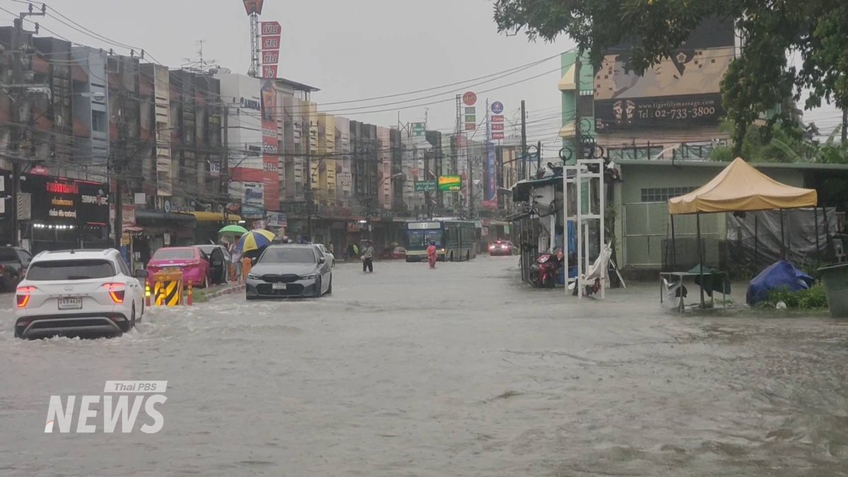 ThaiPBSNews's tweet photo. 07.30น. สภาพบริเวณแฮปปี้แลนด์ บางกะปิ มีน้ำท่วมขังบนถนน ประชาชนเดินทางลำบาก ส่วนบริเวณใต้สถานีรถไฟฟ้าบางกะปิ แนะรถเล็กห้ามผ่าน เนื่องจากระดับน้ำท่วมสูง

#ฝนตก #ฝนตกหนัก #น้ำท่วม #น้ำท่วม2569 #น้ำท่วมขัง #สภาพอากาศ #ข่าวไทยพีบีเอส #ข่าวที่คุณวางใจ #ThaiPBSnews https://t.co/5IjDSzpEKT