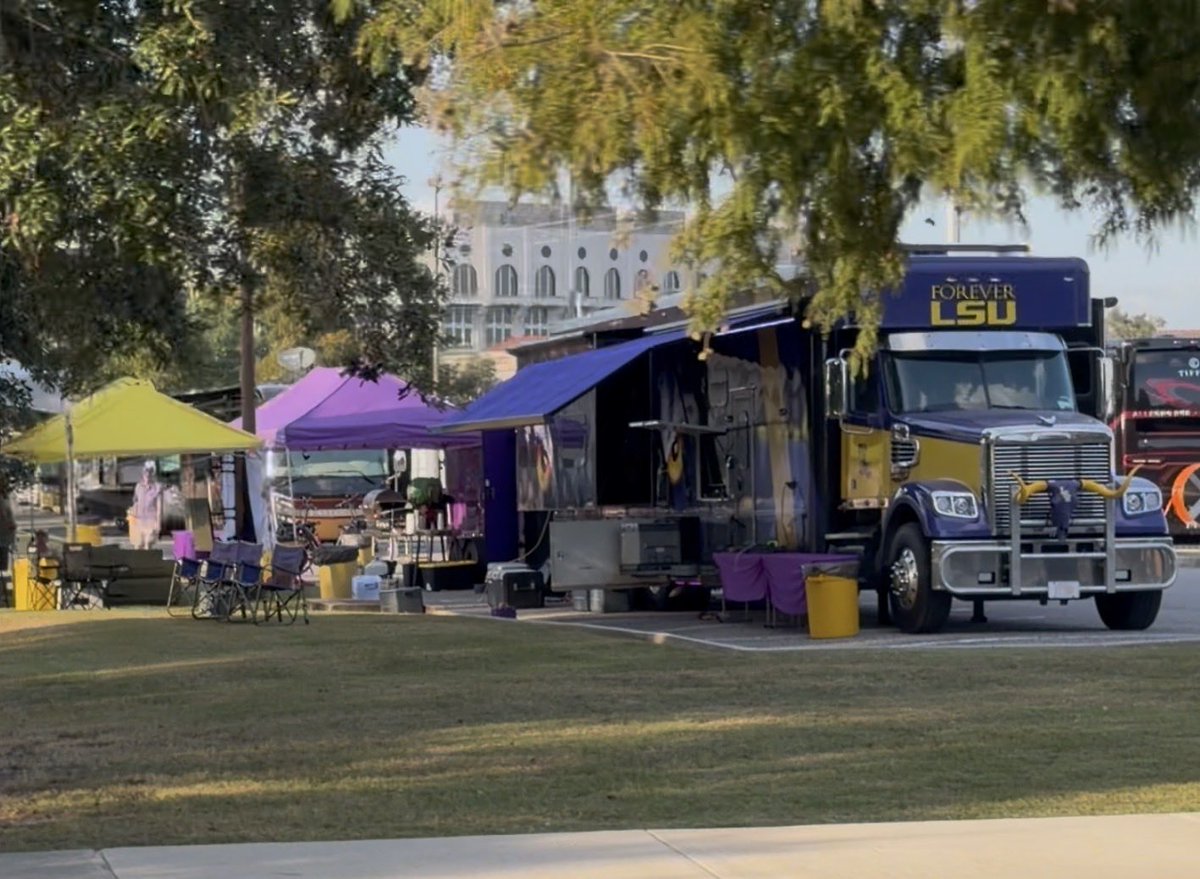 FreddyLA7's tweet photo. So cool to see how many people are already here on Friday with their huge RVs setting up their tailgates.

This seems like the ideal weekend. Driving to the university with your big RV, setting up your tailgate, spending Friday evening there with a beer watching college football. Then Saturday you have the crazy tailgating with everyone, go to the stadium for the game and drive back home on Sunday.