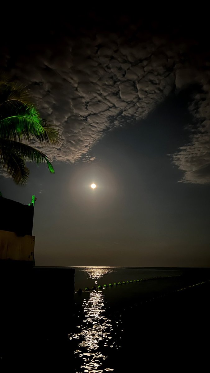 RAED_SA_8's tweet photo. كيف نرسم الحلم ،،
والليل يختنق ، والقمر هارب ..!!

#قمر_الليله https://t.co/ijm6IJtX74