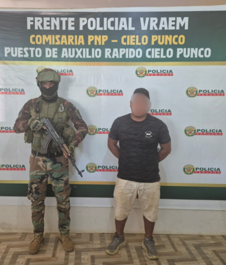 FPVRAEMOFICIAL's tweet photo. 🚨🔴 ¡ACCIÓN INMEDIATA EN EL VRAEM! La PNP Cielo Punco detuvo a un adulto por presuntos tocamientos indebidos en agravio de una menor, durante el operativo “IMPACTO VRAEM 2026”. 🛡️ ¡Protegemos a nuestros menores! #PNP #VRAEM https://t.co/BSsmGRyFZA