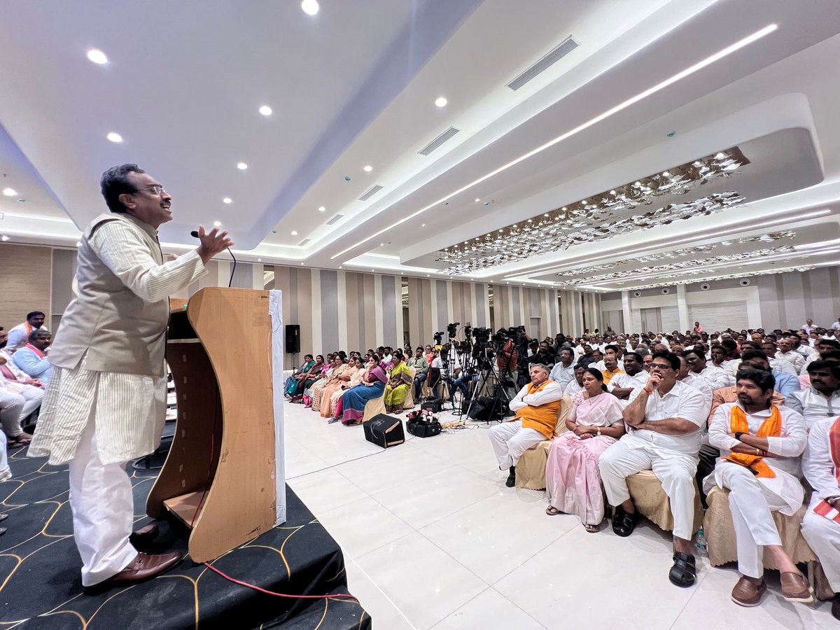 rammadhav_'s tweet photo. As a part of Pandit Deendayal Upadhyaya’a jayanti celebrations, addressed a session organised by BJP Vijayawada district office bearers in Vijayawada. 

A book discussion was also held on “Jaateeya Bhaavam Karuvaina Communistulu”
(Communists Devoid of National Sentiment), as a part of the session.