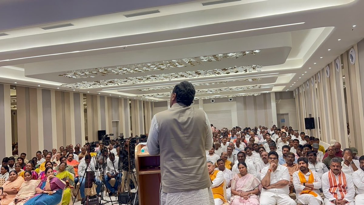 rammadhav_'s tweet photo. As a part of Pandit Deendayal Upadhyaya’a jayanti celebrations, addressed a session organised by BJP Vijayawada district office bearers in Vijayawada. 

A book discussion was also held on “Jaateeya Bhaavam Karuvaina Communistulu”
(Communists Devoid of National Sentiment), as a part of the session.