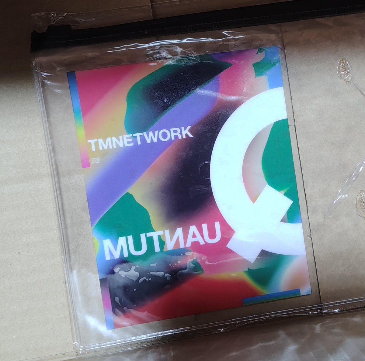 moku_tsb's tweet photo. 💿️（🎲付）2つとも届いてます（残ってた楽天クリアポーチとソニーミュージックハンカチ←特典）。さあ、いつ箱から出せるのか！（録画した出演番組ばかり🔁）　LIVEが待ち遠しいよ～
#TMNETWORK
#FANKS
#QUANTUM https://t.co/3DBMd5665i