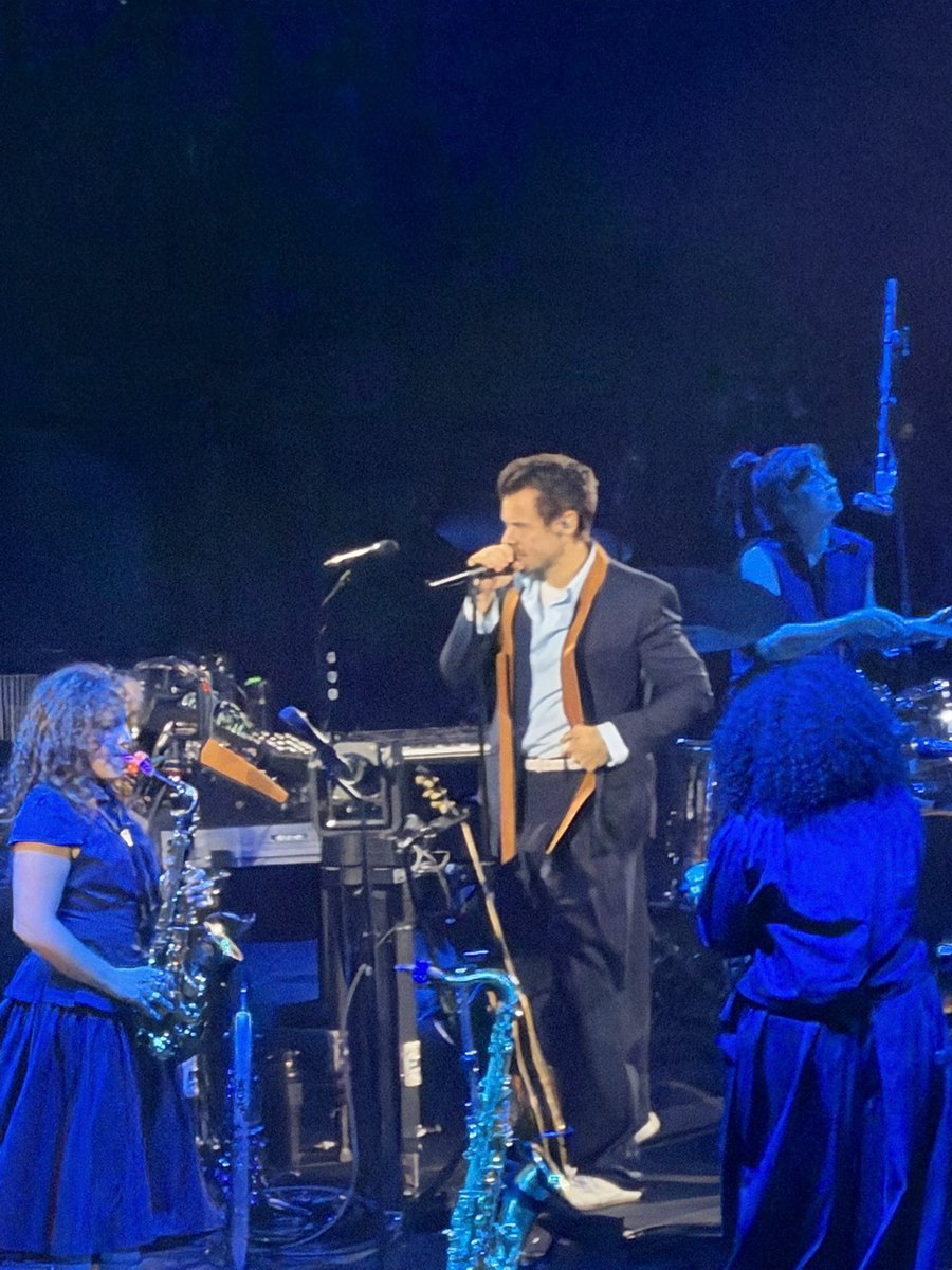 hsdtogethertour's tweet photo. Harry on stage at Madison Square Garden in New York City - September 25 (via @glowinasia) https://t.co/QaNGaooWLH