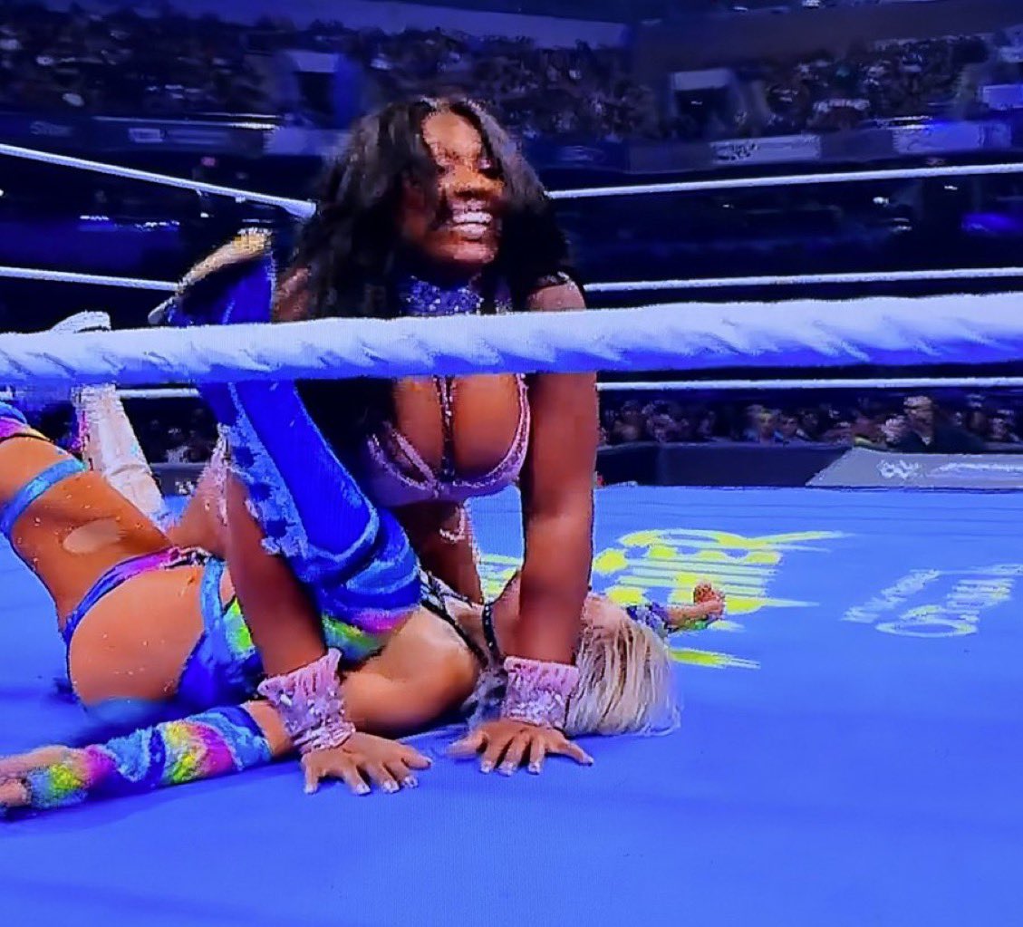 WaveSportsMedia's tweet photo. Why’d she have to pin Guilia again🤦‍♂️

#SmackDown https://t.co/FomEFdaFzo