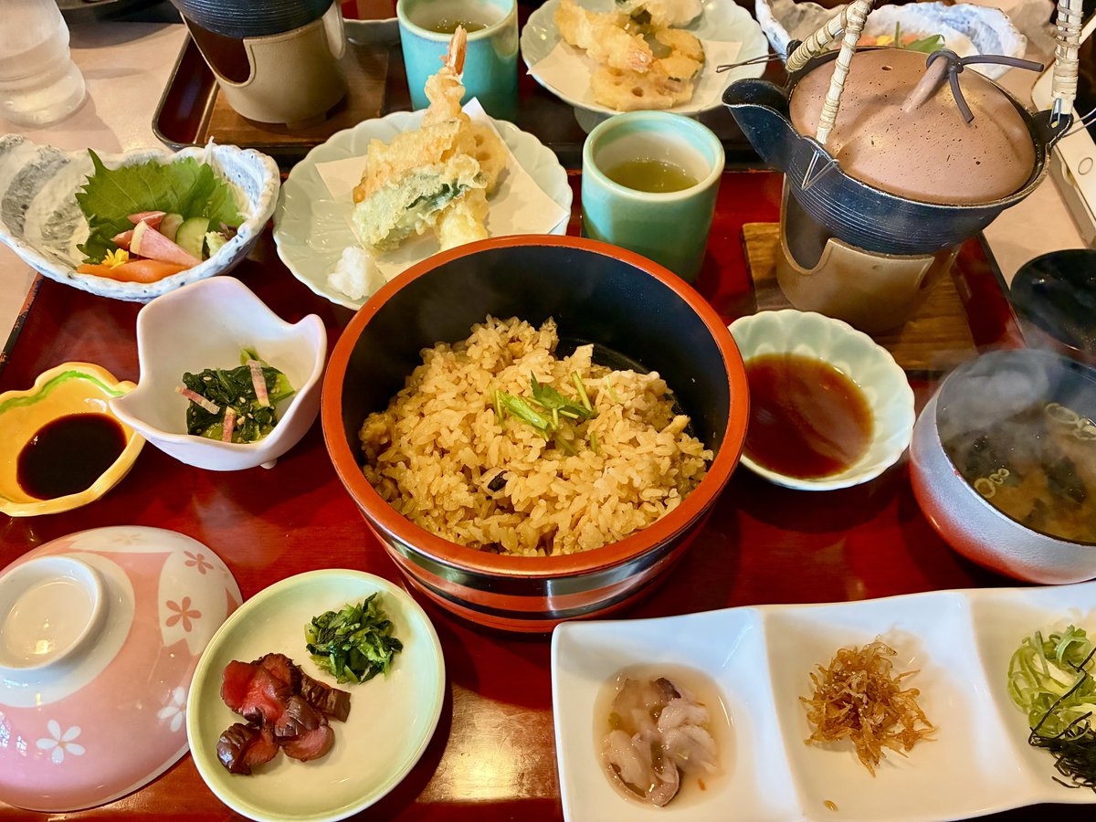 yu_umada's tweet photo. 結婚して10年。猫たちとも一緒。これからもよろしくお願いします。

明石は海の幸も山の幸も豊かで、とても良いところです🐙 https://t.co/xahueV84Mr