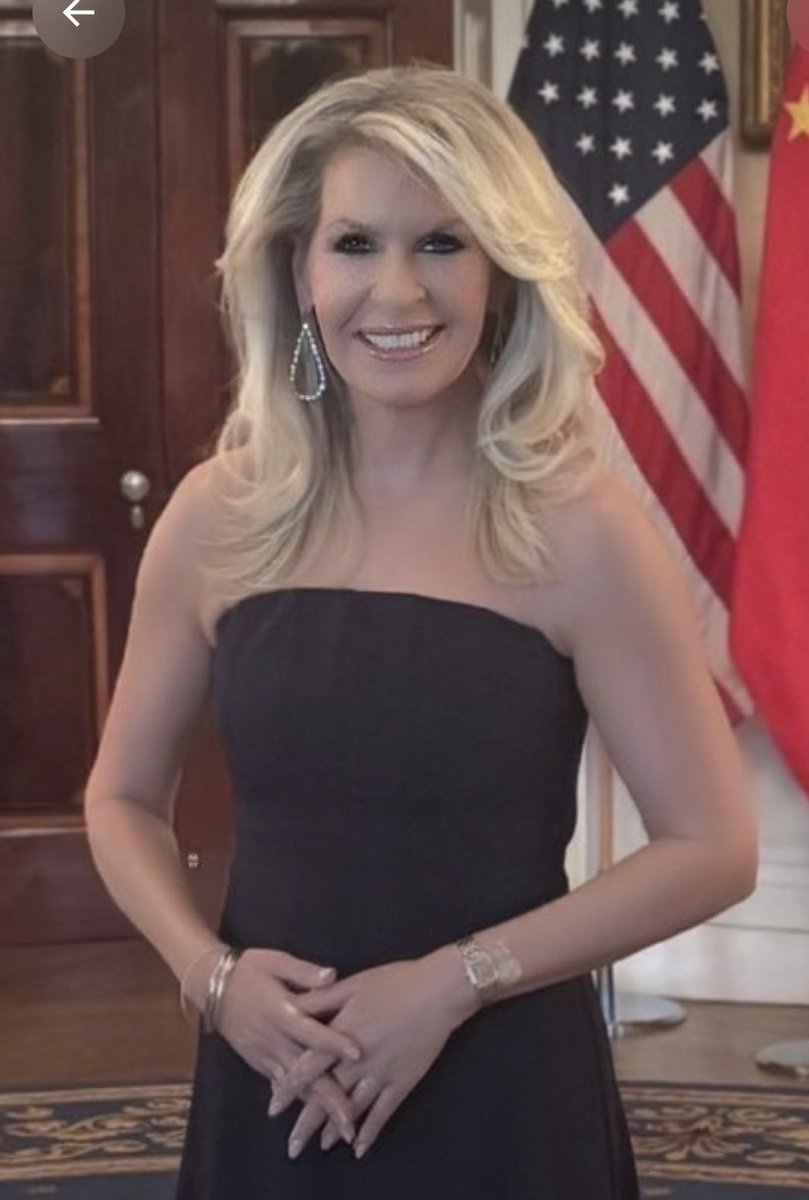 BadFoxGraphics's tweet photo. What kind of White House “protocol” leads to a pose like this? 🧐 https://t.co/uhd7CGEecM