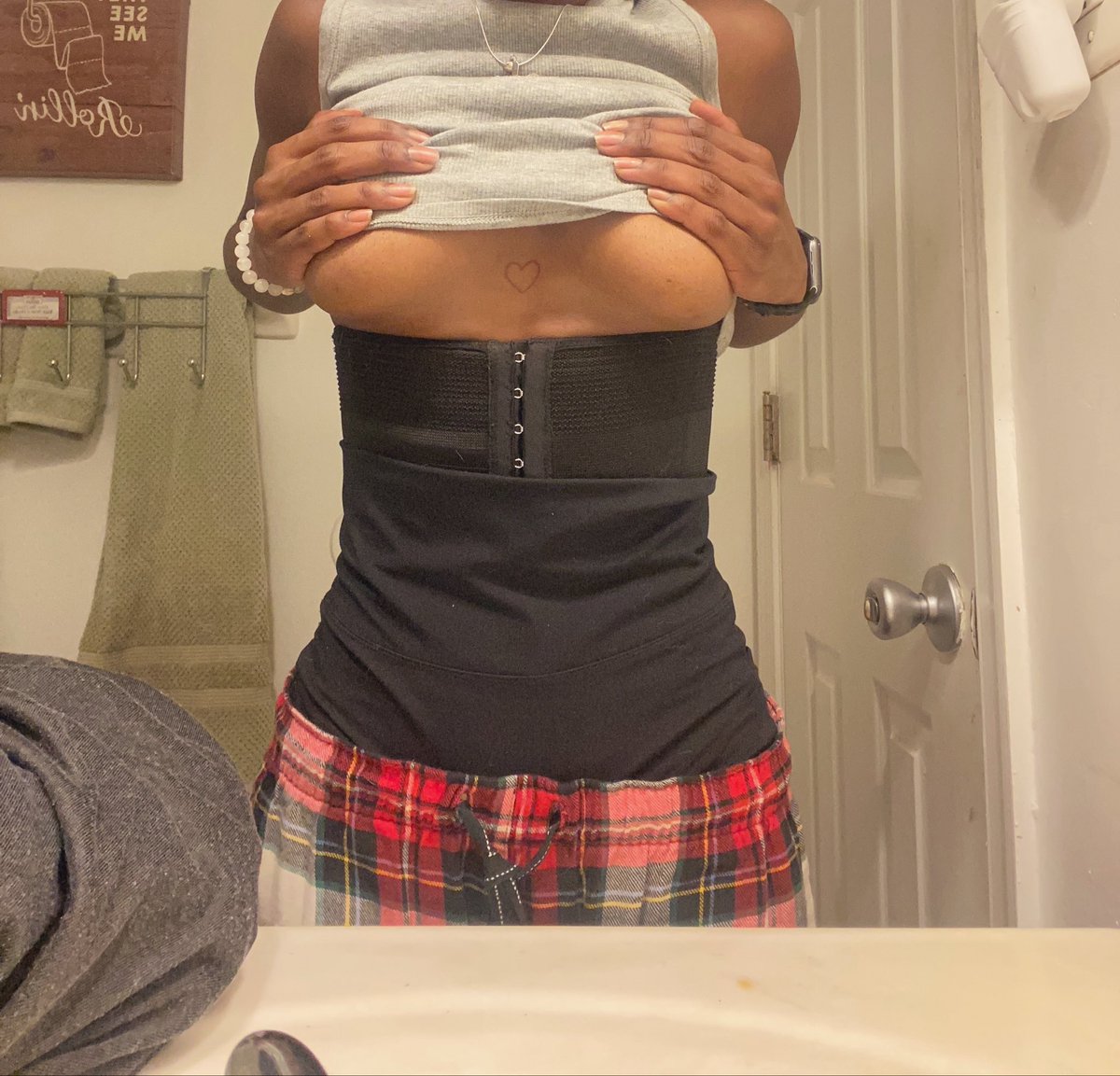 t1nybug's tweet photo. waist training and studying all weekend 🧘🏾‍♀️#bodycheck https://t.co/RIF0aczYxk