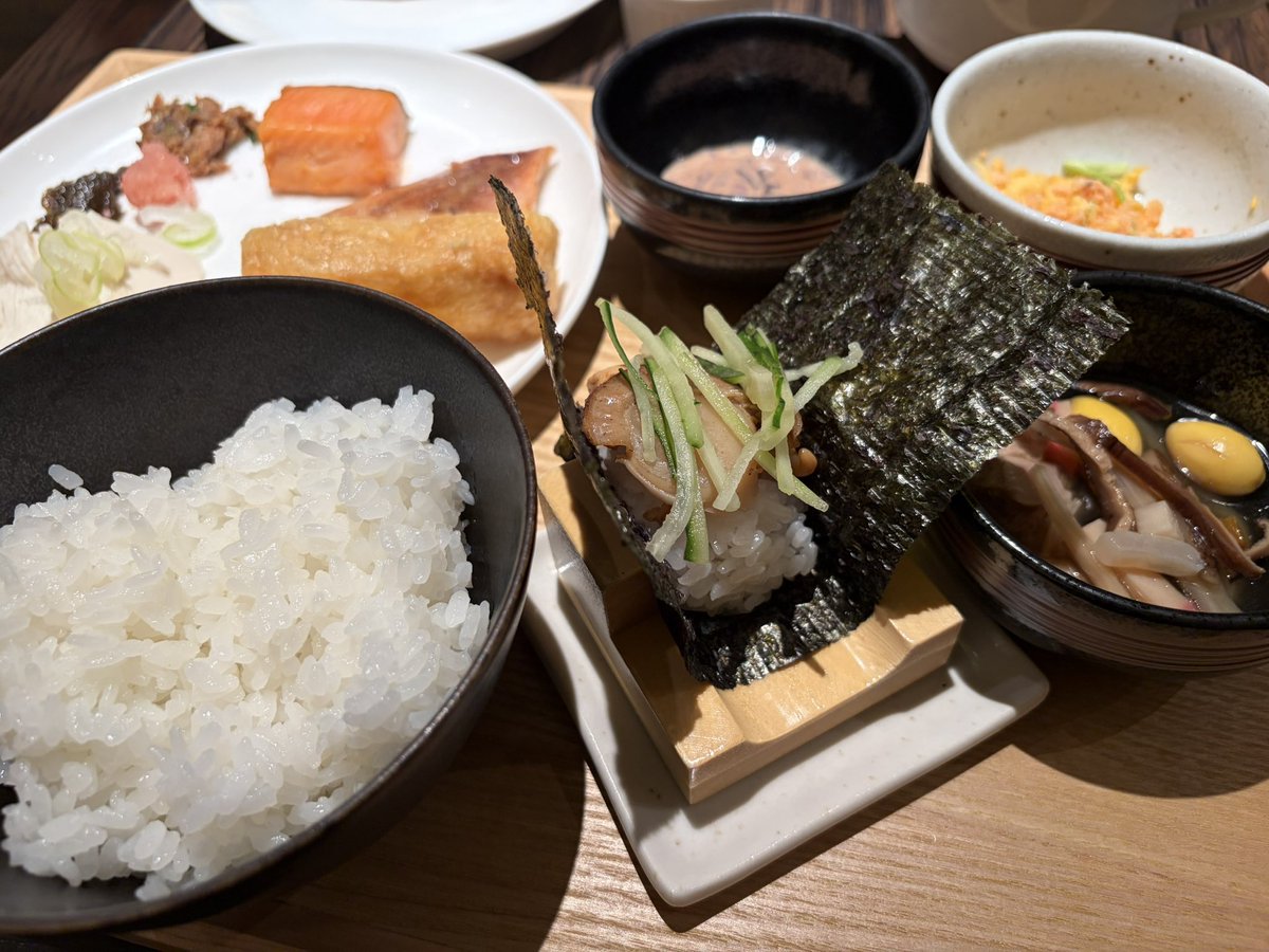 AyaTnii's tweet photo. これが米どころ新潟のホテル朝ごはんじゃ…
刮目せよォッ https://t.co/cqnb9YlFGz