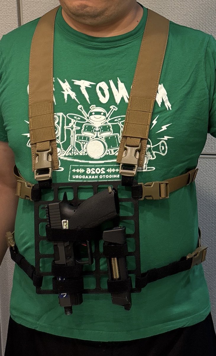 carrymemo's tweet photo. ウーパー@GHwooper で購入した、
関東業務隊 @HimawariKoubou 
の新製品「モールプレート」を、チェストリグと組み合わせてみたら、面白い感じになりました。
あんまり激しく動くと破損する可能性がありますが、マジックテープで好きなものが固定出来るのは理想的w
#ウーパー
#関東業務隊 https://t.co/hQLvc77pc0