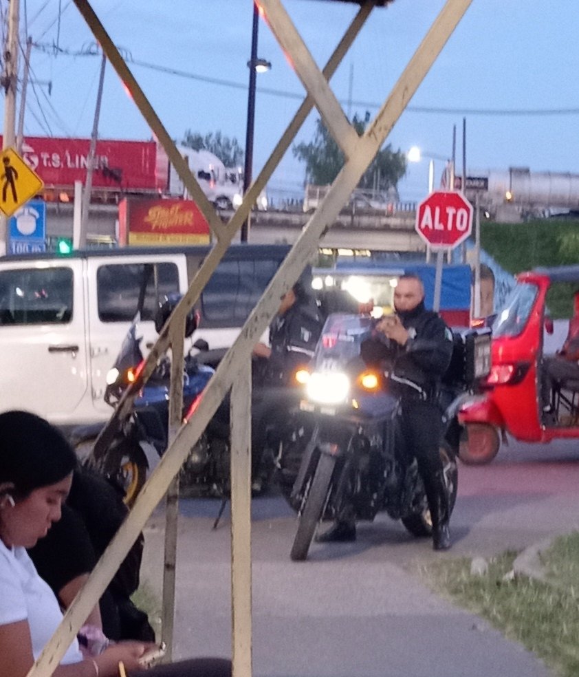 GabyellaD's tweet photo. Un accidente en el cruce de periférico y Guadalupe... Y estos parásitos estacionados bloqueando la banqueta y en su TikTok.  @PoliciaZapopan https://t.co/6nUW6cN945
