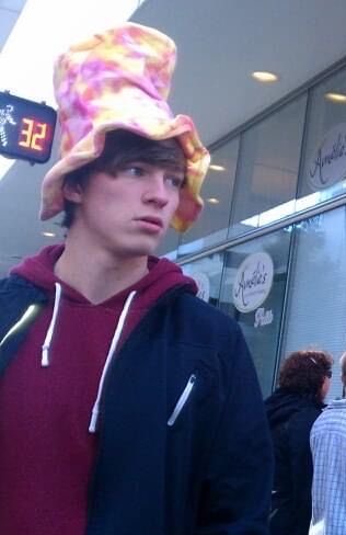 dstqrkey's tweet photo. let me not forget my big stupid hat https://t.co/RHK3emkuaN