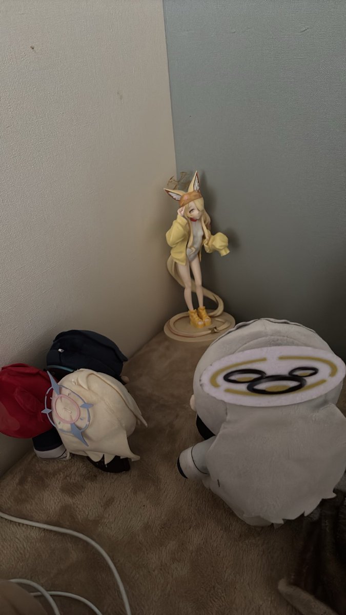 Tryy6fu's tweet photo. ヴェリタスのみんなが水着セイアをじっと見つめてるんだけどこれはどう言う感情で見ればいいのだろうか...？#ブルアカ https://t.co/EgnXTZNnCU