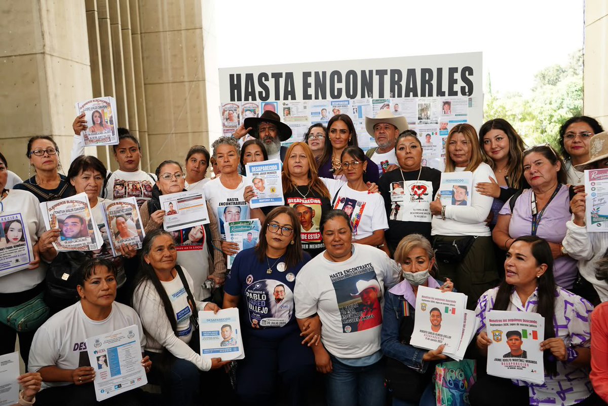 AlessandraRdlv's tweet photo. Hay madres que ya no esperan escuchar la llave en la puerta. Salen a buscar entre fiscalías, calles, hospitales y hasta debajo de la tierra. No porque sean heroínas. Porque les falta un hijo/hija. 

Hoy les abrimos una puerta en Cuauhtémoc a ellas y las familias buscadoras, que no se volverá a cerrar.

Mientras una madre siga buscando, ningún gobierno tiene derecho a dejar de buscar con ella. 
Hasta encontrarlos. Hasta volver a abrazarlos. 🕊️