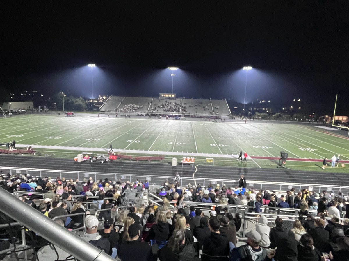 jwslick11's tweet photo. Great half here in Ankeny!

Ankeny Centennial start the game 14-0 with great play from
 #5 Brekken Miller and #7 Cade 
Newman

But, Urbandale come back led by QB #5 Landon Rinnan in the 2nd quarter to cut the lead to 17-14 Centennial at halftime!

In for a treat of a 2nd half! https://t.co/kB2jNA9qT0