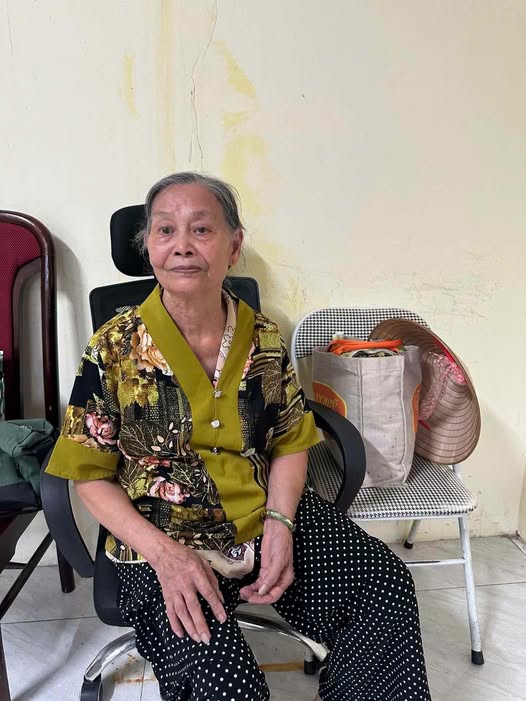 35tironsi's tweet photo. Tôi đang khẩn cấp tìm kiếm người thân là bà Nguyễn Thị Nga. Bà bị suy giảm nhận thức, chỉ nhắc đến địa chỉ thôn Thượng Vũ, xã An Bình, huyện Thuận Thành, tỉnh Bắc Ninh. Bà có bốn người con tên là Thuý, Tuyến, Nam và Đồng. https://t.co/hSjwxCgHyy