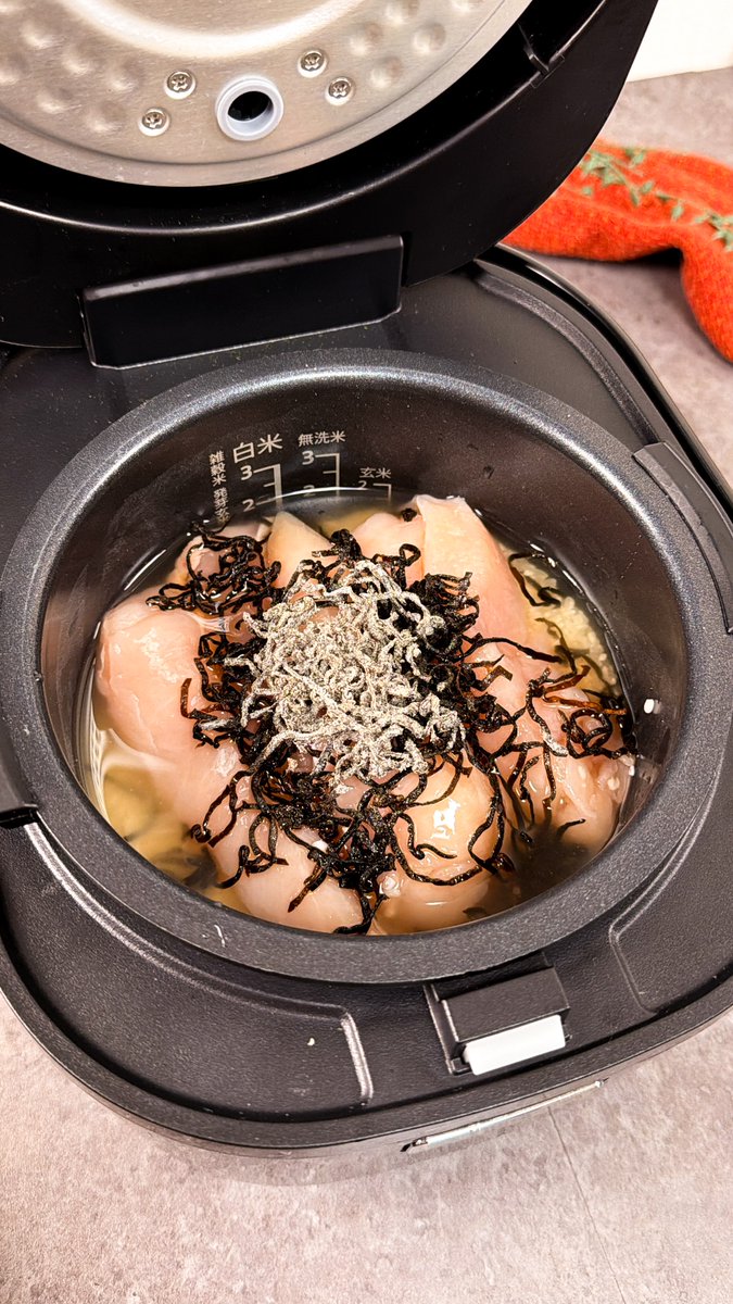 marumi_kitchen's tweet photo. 白米と一緒にささみと塩昆布炊いてみ？飛ぶぞ？？ https://t.co/txQc7wxsq0