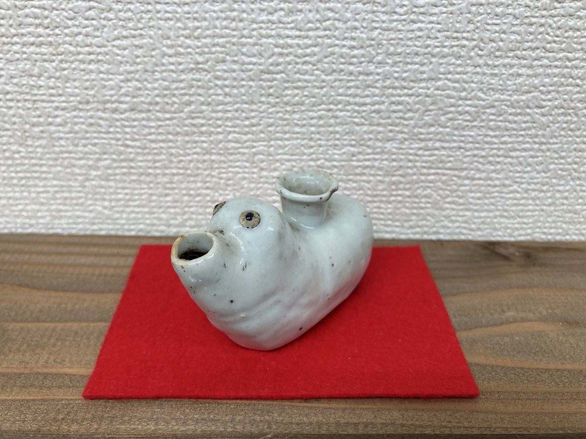 cD6JEmIrRtVg20t's tweet photo. 昨日と同じタイプの水差しで写真1枚目はタコなのですが、もう一方の白い品…これ何の生き物を模しているのか分りません

目と口は同じようにタコ？、でも、裏を見ると脚？と言えるような4つの出っ張り

誰がどんなイメージで作った品でしょうか

#書道 #骨董品 #書道用品
#文房四宝 #文房清玩 https://t.co/ptMry6wgVv