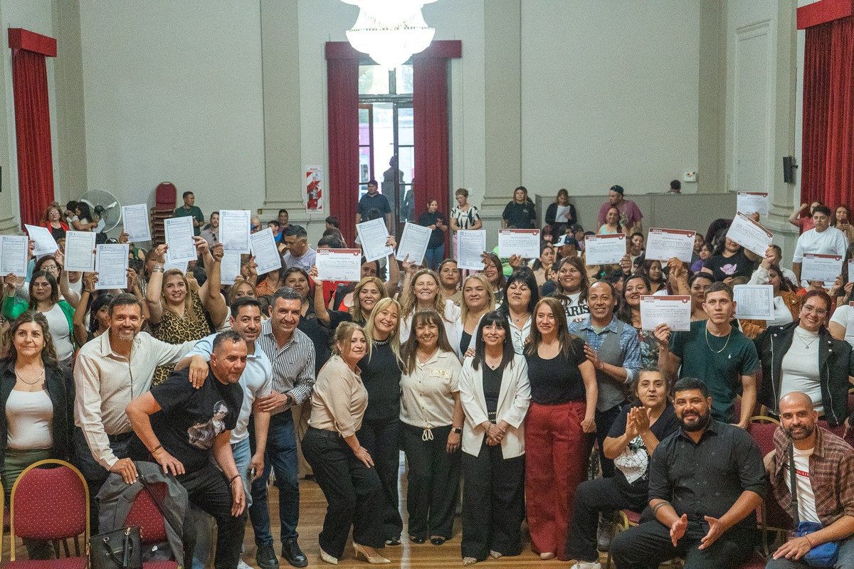 GabyPedrali's tweet photo. Celebramos el esfuerzo y la dedicación de nuestros egresados y egresadas del Aula Taller Móvil y del Espacio Comunitario Laboral del barrio Francisco II.

Desde el #PlanAngelelli y junto al Ministerio de Educación, seguimos generando herramientas y oportunidades para que más vecinos y vecinas puedan capacitarse, aprender un oficio y construir un futuro mejor.
👇