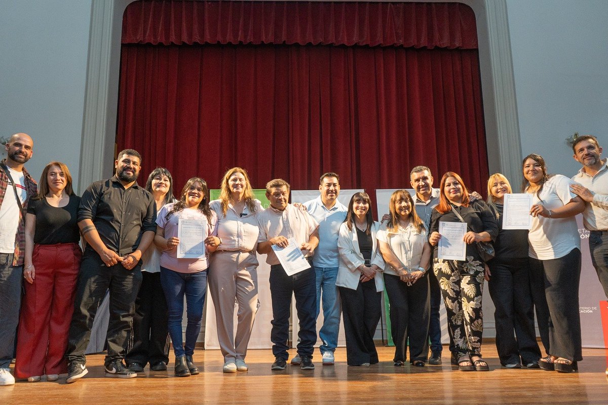 GabyPedrali's tweet photo. Celebramos el esfuerzo y la dedicación de nuestros egresados y egresadas del Aula Taller Móvil y del Espacio Comunitario Laboral del barrio Francisco II.

Desde el #PlanAngelelli y junto al Ministerio de Educación, seguimos generando herramientas y oportunidades para que más vecinos y vecinas puedan capacitarse, aprender un oficio y construir un futuro mejor.
👇