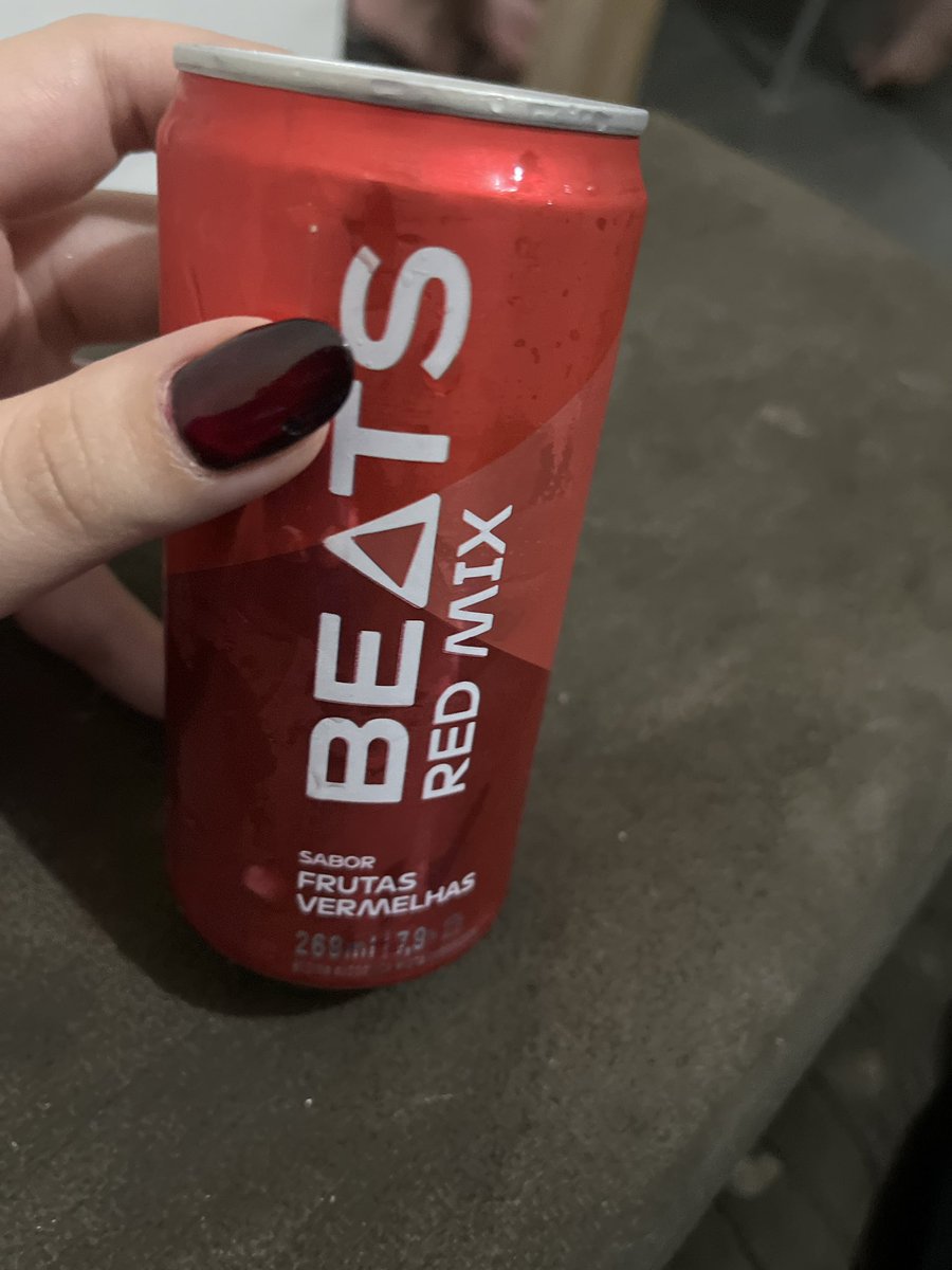 marisquinhaa's tweet photo. minha unha combinando com a vermelhinha 
coisinhas que encantam https://t.co/QaD6mheJLZ