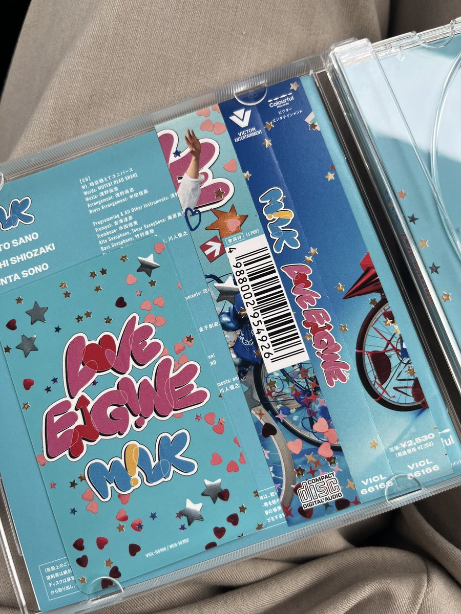 achantete's tweet photo. CDの帯、ケースのここに挟んで保管しがちなCD全盛期世代💿
折り目つけずに綺麗に取っとけるのよ...

#ラブエンジン https://t.co/RZccgL5iOd