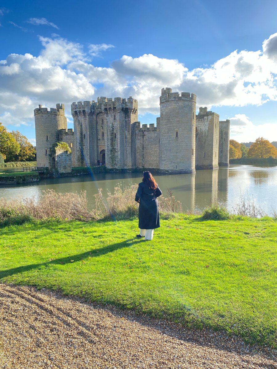 arialeerlasf992's tweet photo. I stood by the water, watching centuries breathe in silence. Bodiam Castle said nothing—it simply let me feel. Location: Bodiam Castle, England. https://t.co/I73TFN1Jl9