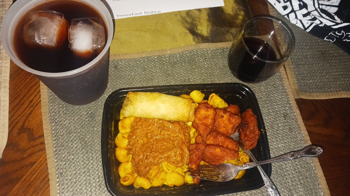 FlyHec's tweet photo. Curry Mac N Cheese, Spicy Buffalo Nugz, BBQ Pulled Pork, Veggie Egg Roll, Jager and Peach Tea Crystal Light!
Guess who made dinner!!! https://t.co/fj6DEx5wJn