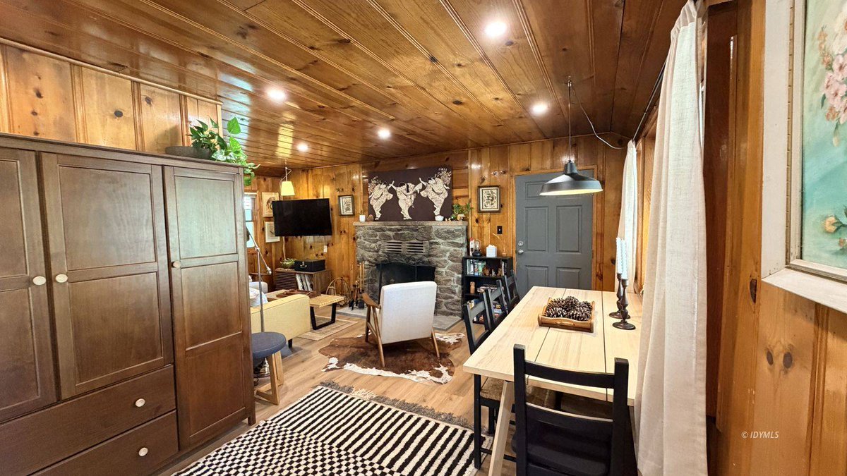 astewartidy's tweet photo. New Listing: 53685 Country Club, Idyllwild. Stand-alone 1-bed home with a rock fireplace. $1,800. Schedule a showing.
https://t.co/ekIui8U8lV https://t.co/s0eT8yDH36