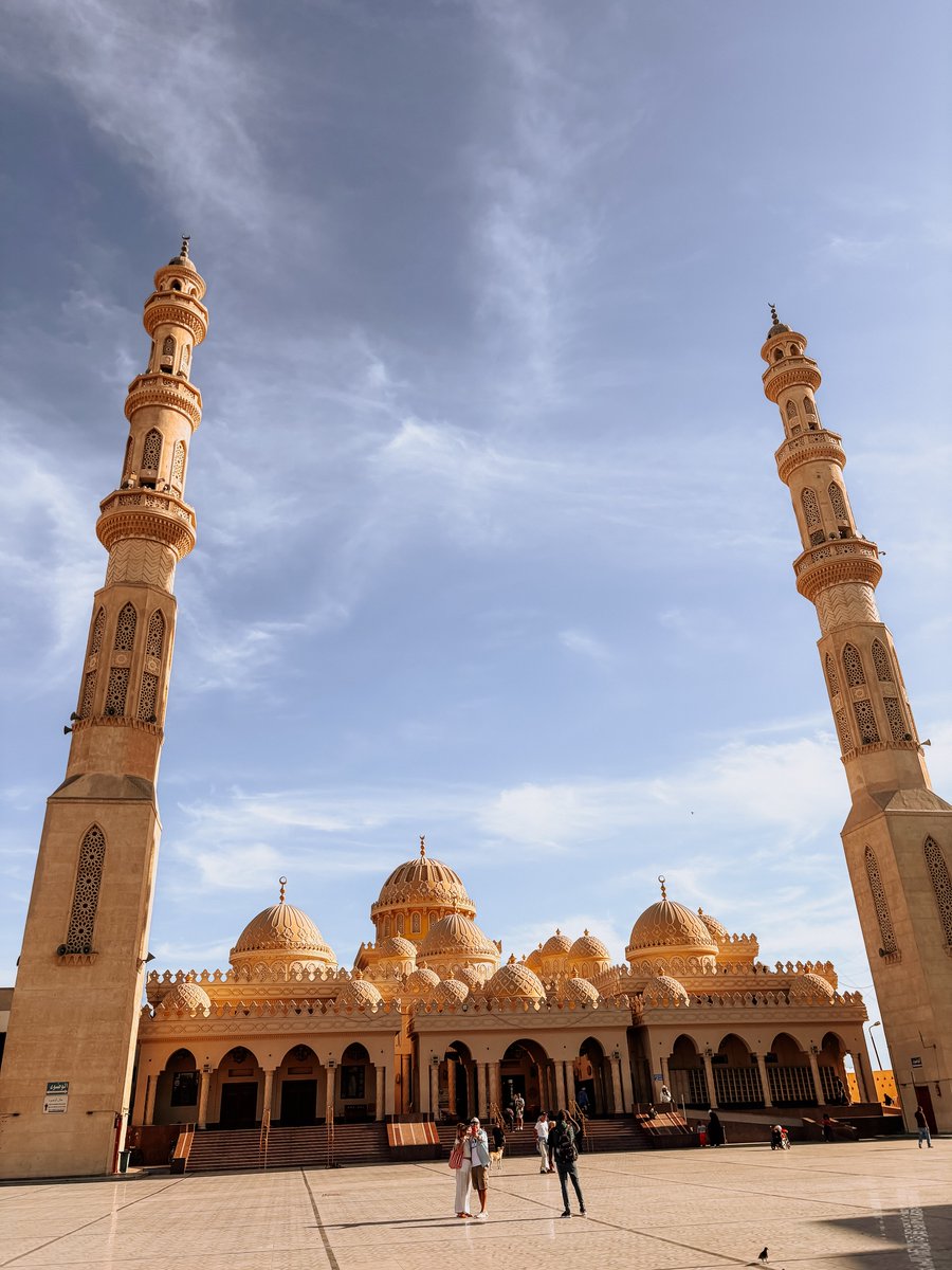 allisonroduuam's tweet photo. If you’re in Hurghada, don’t miss visiting this beautiful mosque. The exterior was stunning; we didn’t go inside, but that’s possible too. Combine it with a visit to Hurghada Marina and the fish market, all within walking distance. https://t.co/nndO2yrZWI