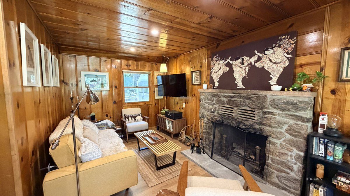 astewartidy's tweet photo. New Listing: 53685 Country Club, Idyllwild. Stand-alone 1-bed home with a rock fireplace. $1,800. Schedule a showing.
https://t.co/ekIui8U8lV https://t.co/s0eT8yDH36