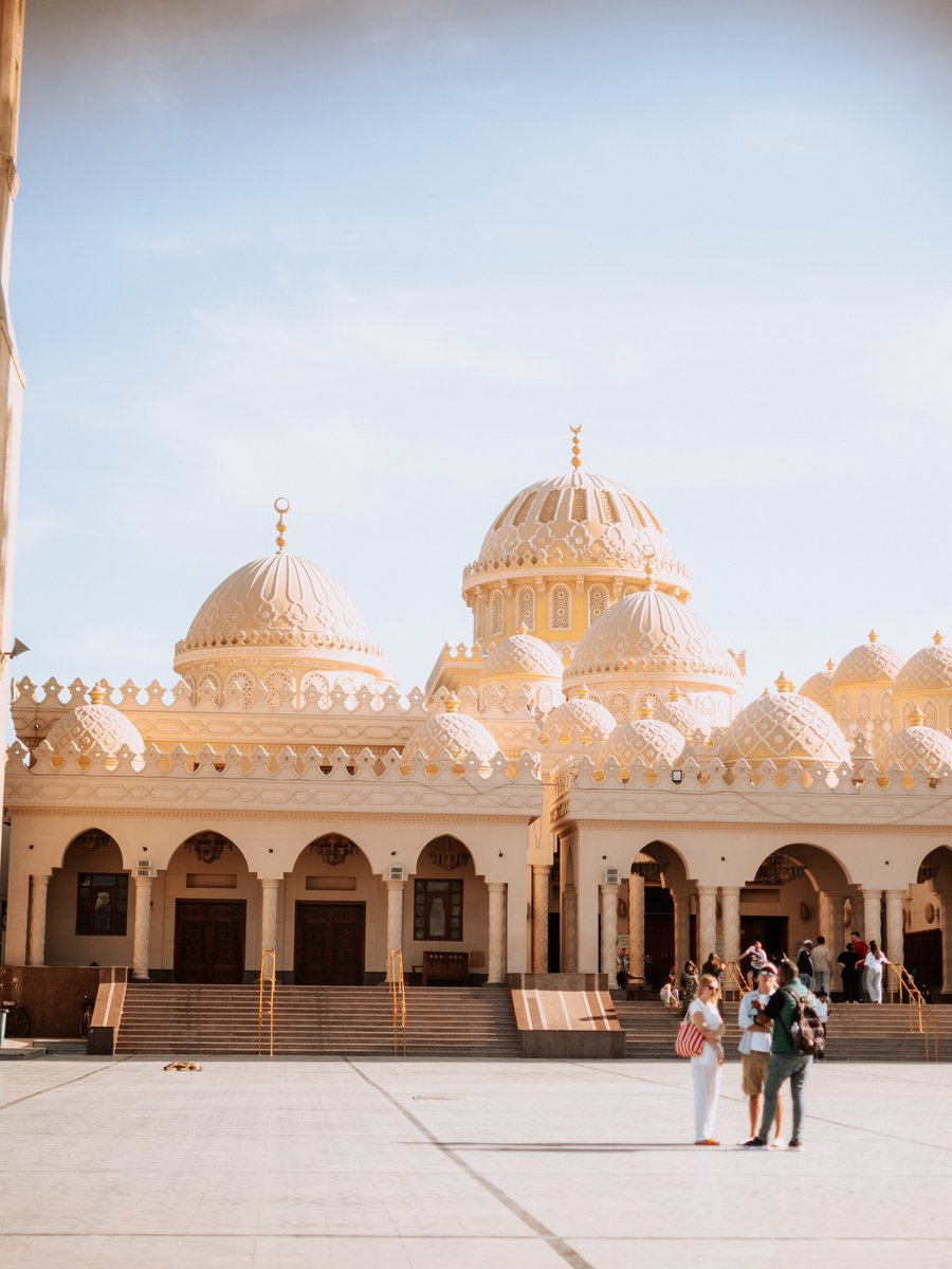 allisonroduuam's tweet photo. If you’re in Hurghada, don’t miss visiting this beautiful mosque. The exterior was stunning; we didn’t go inside, but that’s possible too. Combine it with a visit to Hurghada Marina and the fish market, all within walking distance. https://t.co/nndO2yrZWI