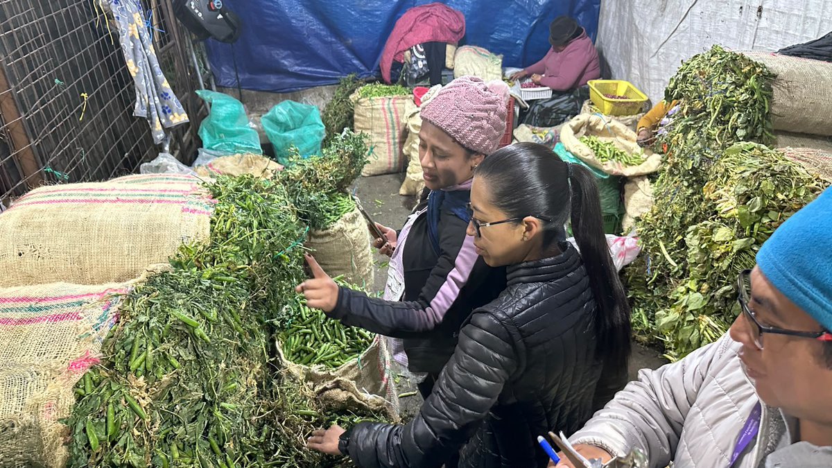 MinGobiernoEc's tweet photo. Recorrimos mercados de Quito para verificar precios y condiciones de productos. El trabajo no se detiene.

Cuidamos la economía de las familias pichinchanas. https://t.co/ZM62rxpEwt