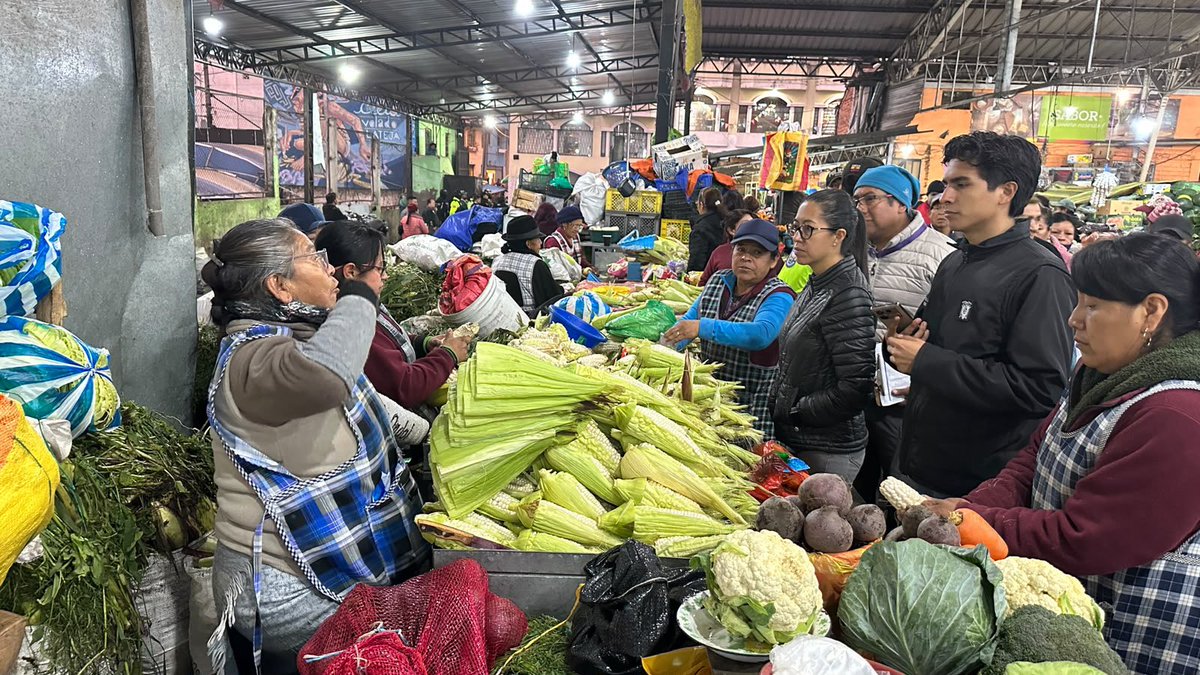 MinGobiernoEc's tweet photo. Recorrimos mercados de Quito para verificar precios y condiciones de productos. El trabajo no se detiene.

Cuidamos la economía de las familias pichinchanas. https://t.co/ZM62rxpEwt