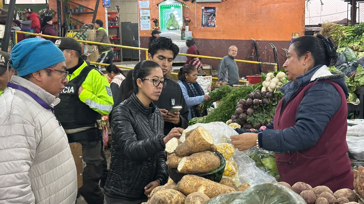 MinGobiernoEc's tweet photo. Recorrimos mercados de Quito para verificar precios y condiciones de productos. El trabajo no se detiene.

Cuidamos la economía de las familias pichinchanas. https://t.co/ZM62rxpEwt