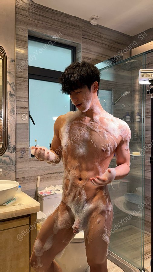 Echo_Hao_'s tweet photo. 谁有阿奇仔洗澡壁纸原图 我也想用来壁纸可惜被水印挡住了，哪个好心人给一下 https://t.co/MBDvA9LJUT