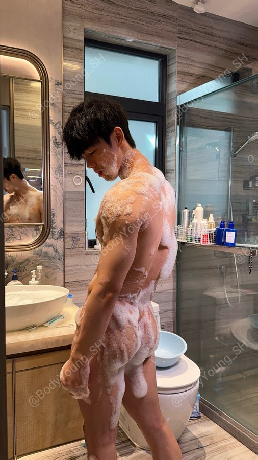 Echo_Hao_'s tweet photo. 谁有阿奇仔洗澡壁纸原图 我也想用来壁纸可惜被水印挡住了，哪个好心人给一下 https://t.co/MBDvA9LJUT