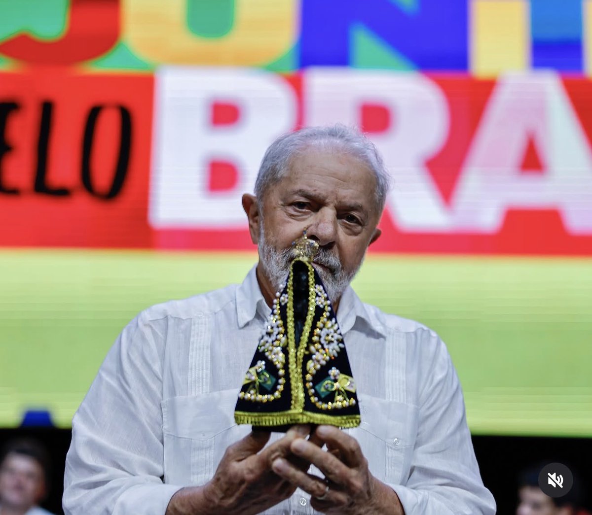tiagobarbosa_'s tweet photo. 80 anos de idade, décadas de vida pública, perseguição midiática, cerceamento da elite burguesa, preconceito de classe, ditadura, fome, fascismo, prisão ilegal, abnegação.

E Lula ainda tem força para peitar a indústria do vício das bets em nome dos brasileiros.

É um guerreiro. https://t.co/Ut6tKr2JXM