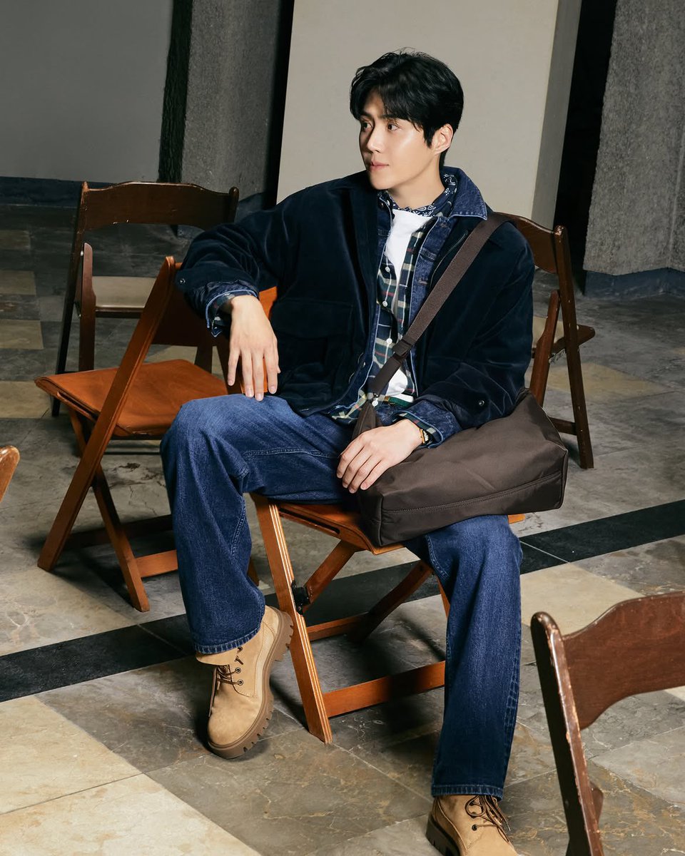 seon__holic's tweet photo. Beanpole Official instagram post

“Kim Seonho’s pick for an everyday autumn look🍁
Combining a denim trucker jacket with a plaid shirt and a simple crossbody bag, he presents a calm yet stylish look.

Denim and checks, lightly layered for an effortless autumn mood.

#BEANPOLE #INTO_YOUR_ESSENTIALS 
#ESSENTIALISM #김선호 #빈폴26FW @ seonho__kim”

💼 https://t.co/rfkuFqL7i7
📸 https://t.co/HMySxvgnDT
#BEANPOLExKIMSEONHO #KimSeonho #빈폴