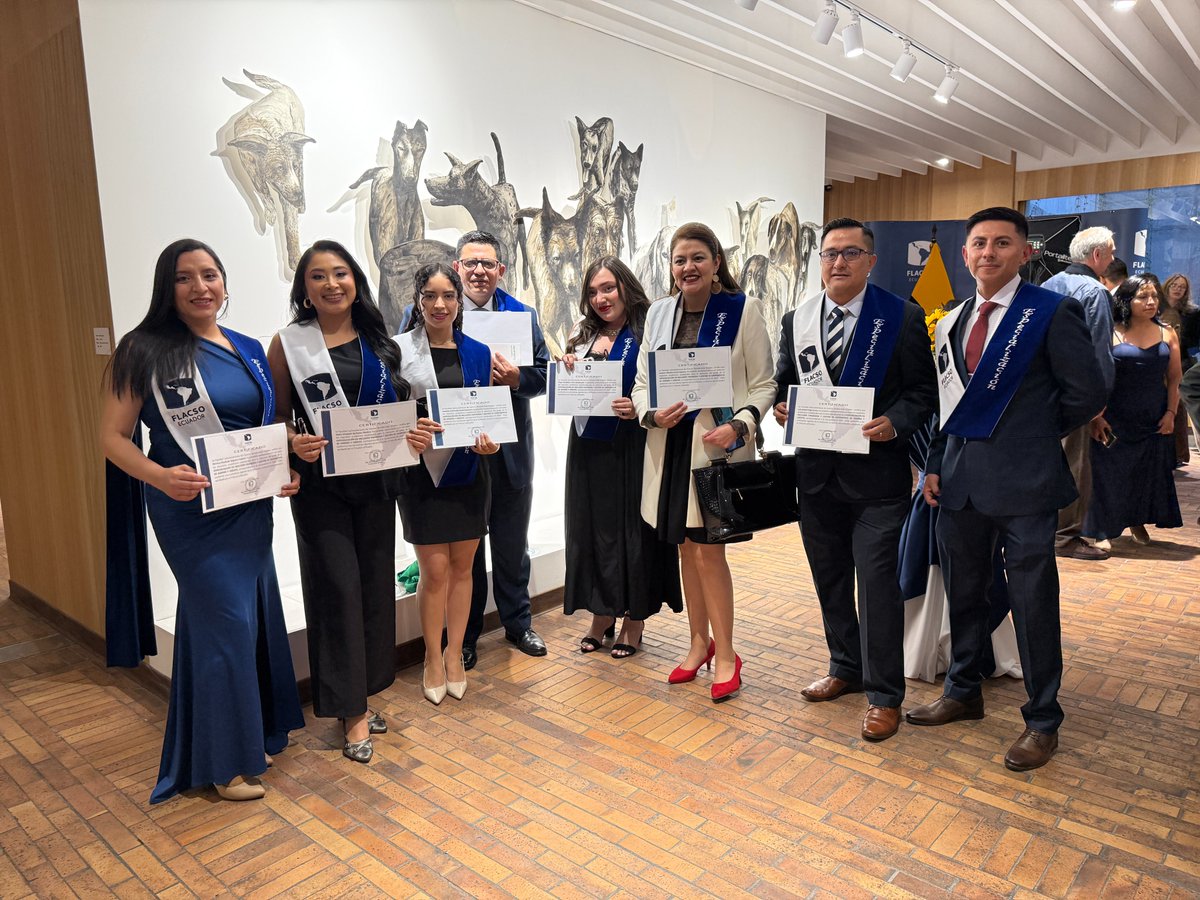 FLACSOec's tweet photo. 🎓💙 ¡Celebramos a nuestra nueva generación de especialistas de FLACSO Ecuador!

En esta ceremonia, estudiantes de 9 Especializaciones culminaron una etapa que les permitió ampliar sus conocimientos y fortalecer sus herramientas para abordar los desafíos de las Ciencias Sociales.

👏 Felicitamos a cada graduado y graduada por este logro y les deseamos muchos éxitos en los nuevos caminos que comienzan.

Ver más fotografías: https://t.co/LM8Eg5KKbW 

#FLACSOEcuador #Graduación #Especializaciones #CienciasSociales #FormaciónProfesional #EligeLoExtradordinario