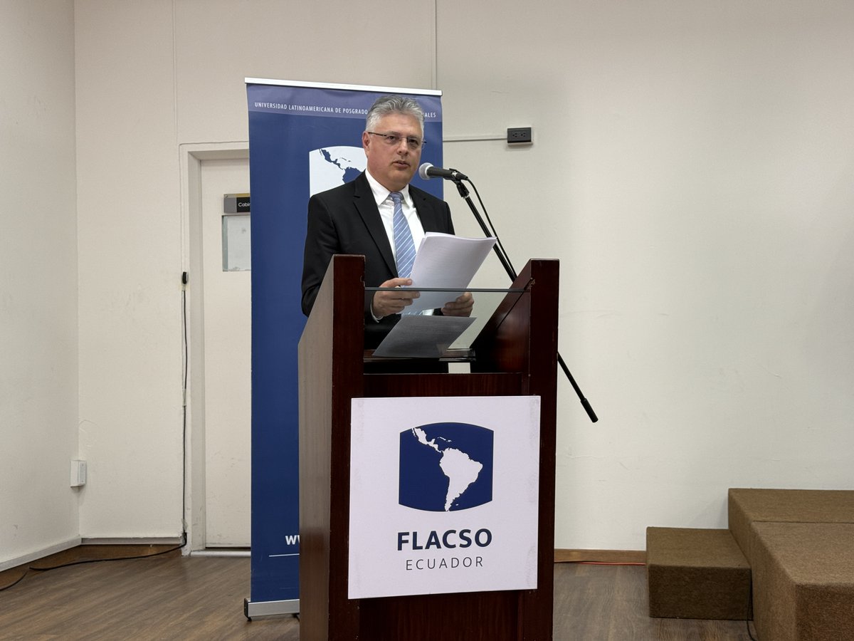 FLACSOec's tweet photo. 🎓💙 ¡Celebramos a nuestra nueva generación de especialistas de FLACSO Ecuador!

En esta ceremonia, estudiantes de 9 Especializaciones culminaron una etapa que les permitió ampliar sus conocimientos y fortalecer sus herramientas para abordar los desafíos de las Ciencias Sociales.

👏 Felicitamos a cada graduado y graduada por este logro y les deseamos muchos éxitos en los nuevos caminos que comienzan.

Ver más fotografías: https://t.co/LM8Eg5KKbW 

#FLACSOEcuador #Graduación #Especializaciones #CienciasSociales #FormaciónProfesional #EligeLoExtradordinario
