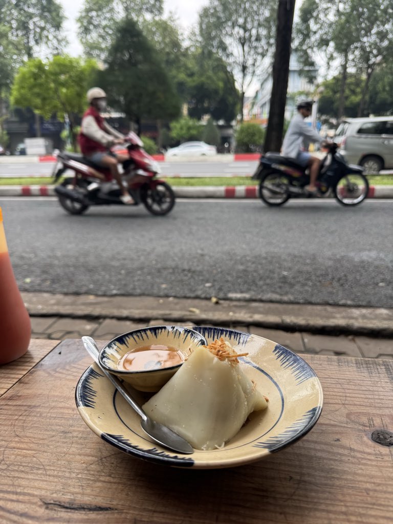 thong050891's tweet photo. Mớ ning. 
Bánh giò ăn no không lo bị đói. Ăn uống chi chưa mn https://t.co/lz51AsqieQ