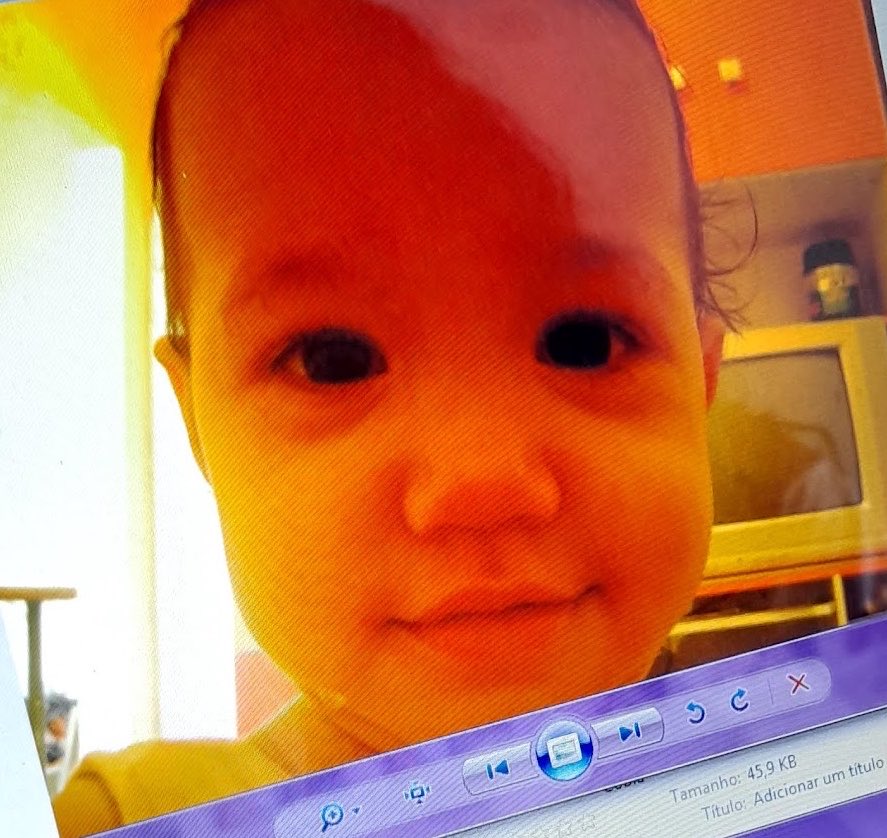oxsakai's tweet photo. eu sempre me emociono vendo minhas fotos de quando eu era bebê ou criança, dava pra ver a inocência nos olhos realmente https://t.co/v022GSs5Nv