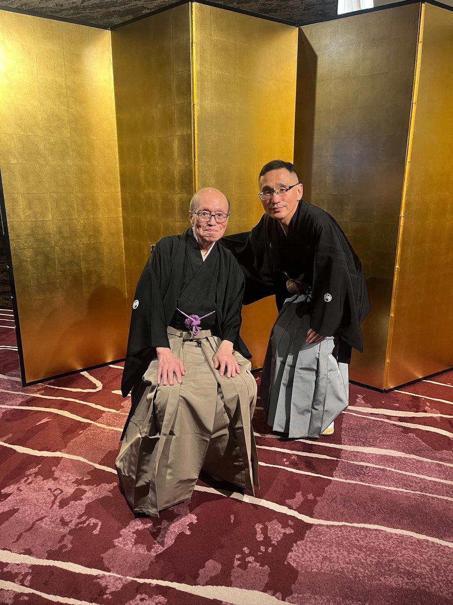 tatekawasunshi's tweet photo. まだ各方面へのご挨拶の途中ですが一度。
過日立川寸志真打昇進披露パーティー
心より御礼申し上げます。
ここまで皆様にお見守り頂けたことに感謝です。
最高の天候、最低の声。
浮かれ過ぎずにすみました。
師匠、ご臨席有難うございます。
少しは師匠孝行になったでしょうか。
撮影：只四楼　#落語 https://t.co/YBW5iZMoEB