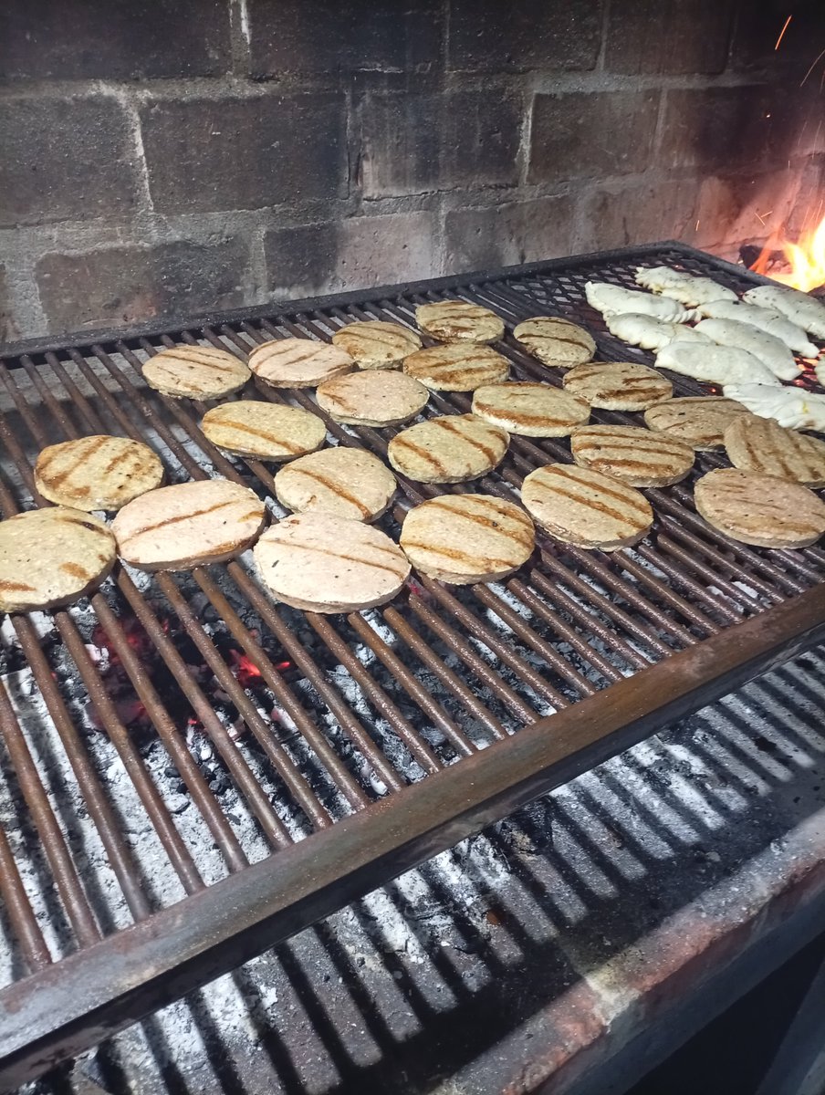 aboutkzh's tweet photo. no solo soy una re wacha con una re burra, también cocino wacho https://t.co/393sYAwKE8