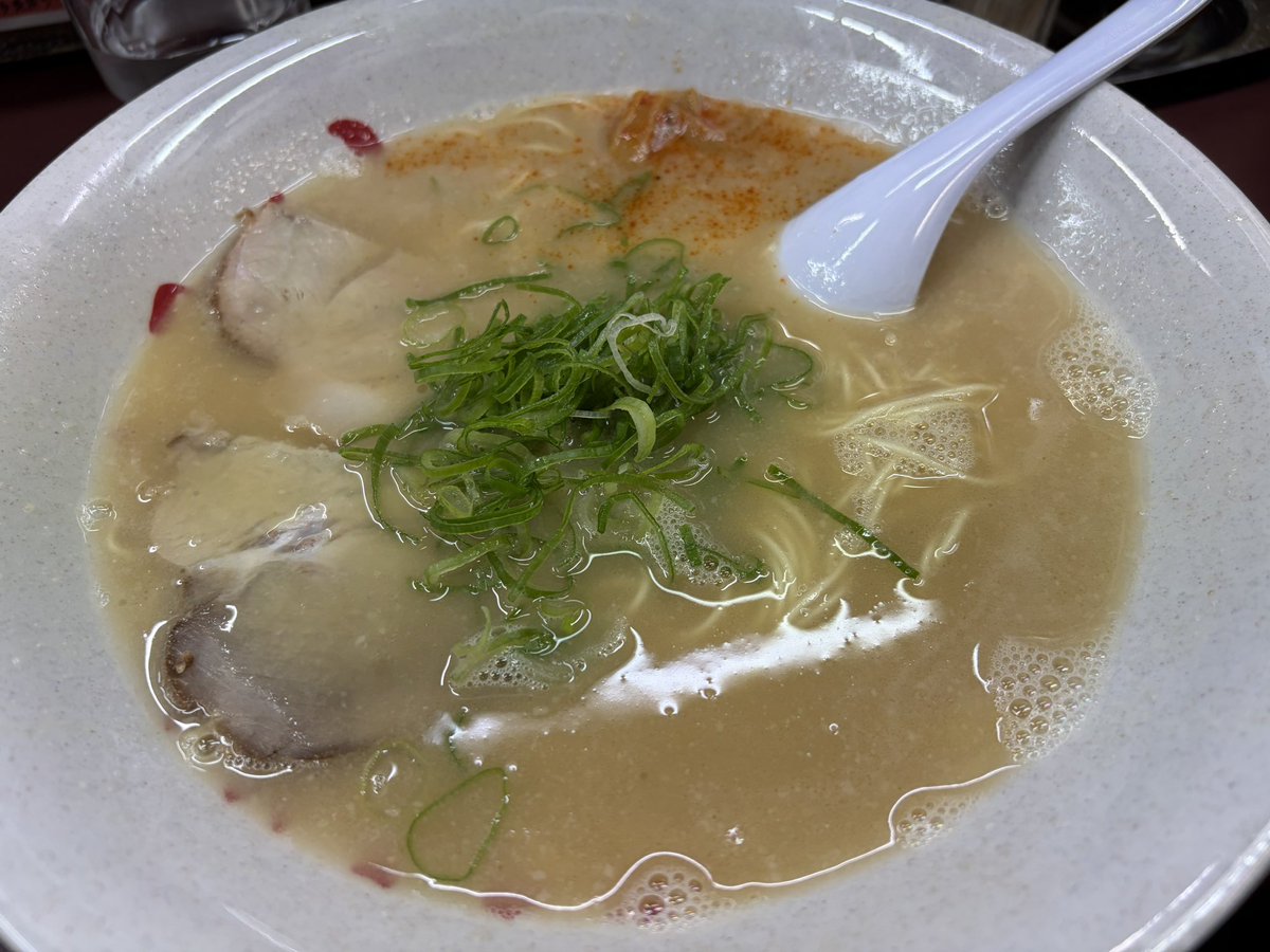 jasilupo's tweet photo. 博多長浜らーめん みよし
ラーメン

少し甘味のあるスッキリした豚骨スープで重さは全然なく食べやすいけどしっかり旨みがあってめちゃ美味い！

今年163杯目のラーメン https://t.co/kEwLPohghz