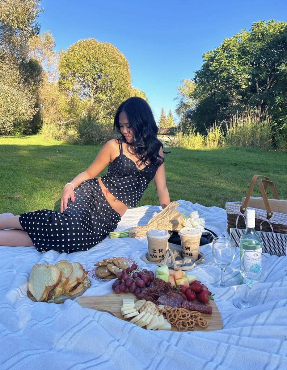 ally1rl's tweet photo. last picnic for the season 💐🧺 https://t.co/ev4FyiToo5